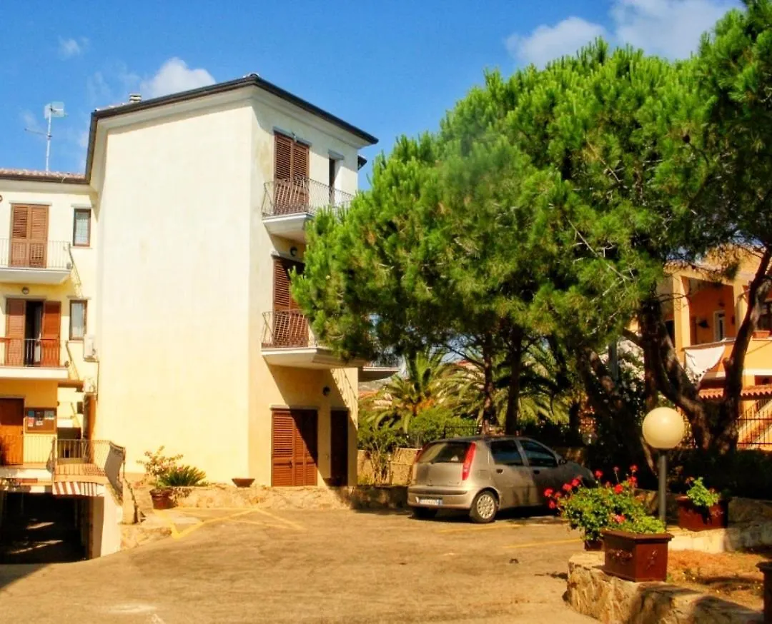 Casa Vacanze Ginestra La Maddalena Con Parcheggio Privato アパート ラ・マッダレーナ